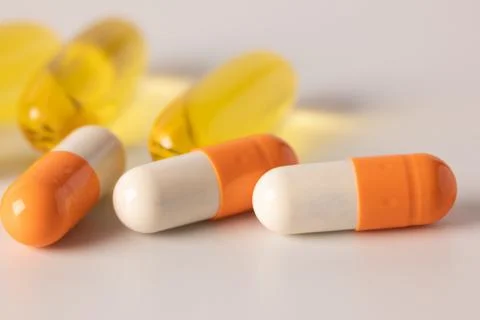 Tablets, medications on a white background, a scattering of tablets Foto stock