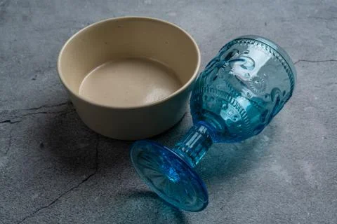 Tableware and decorations for serving a festive table. Plates, wine glasses and Foto stock