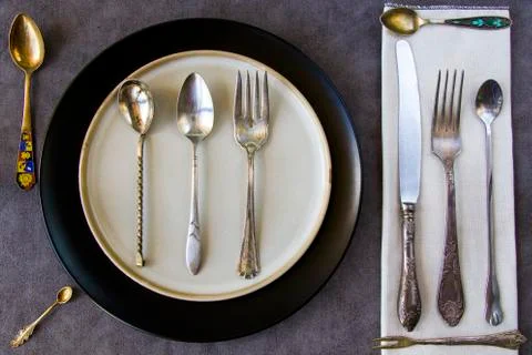 Tableware and dishware setting, plate, folk, knife and spoon Foto stock