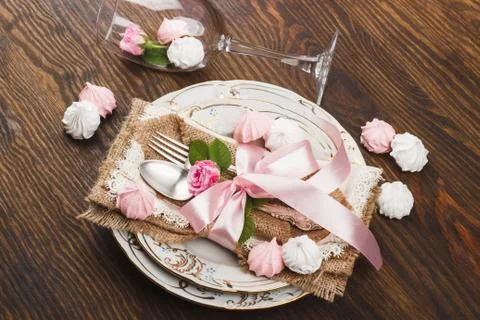 Tableware and silverware with puffy light pink roses Stock-Fotos