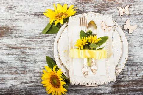 Tableware and silverware with sunflowers Stock-Fotos