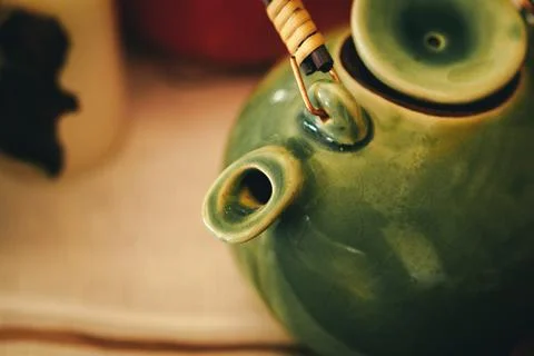 Tableware on kitchen table with autumn decor close up Foto stock