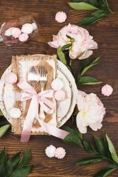 Tableware with light pink peonies and meringues Stockfoto's