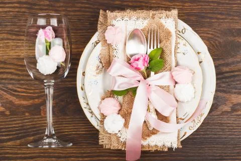 Tableware with light pink roses and meringues Foto stock