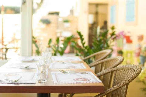 Tableware on table with series chairs. Stockfoto's