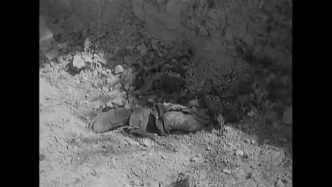 TABU-DONG - 1950 - Dead Korean soldiers lay in a ditch in Tabu-dong, Korea. Vidéo 280165489