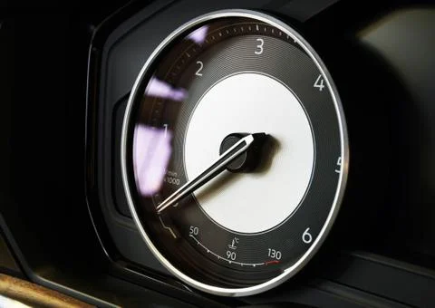 Tachometer with integrated temperature sensor on the instrument cluster Foto stock