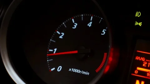 Tachometer of a modern car when the motor or engine work at single turns and the Stockbeeldmateriaal 129772280