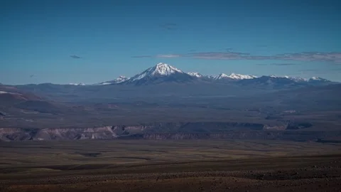 Tacora volcano in the high Andes Vidéo 344542847