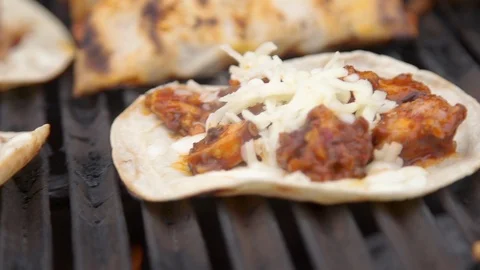 TacosSizzlingOnGrill Video stock 94719365