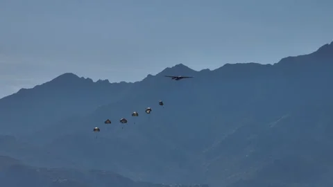 Tactical Parachute Insertion Drill Over Scenic Mountain Backdrop Vidéo 312710015