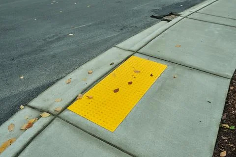 Tactile platform for the blind warning about a pedestrian crossing. Foto stock