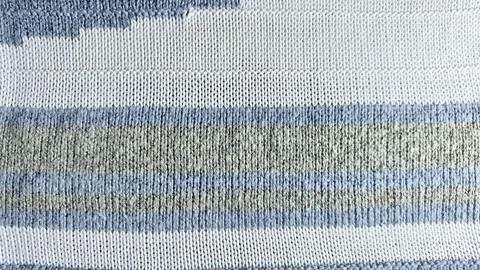 Tactile wool knit texture showcases rhythmic blue striped patterns across w.. Foto stock