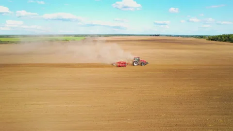 Tactor with disk harrow on plowing field. Sowing seed. Seeding Vídeos de archivo 161417288