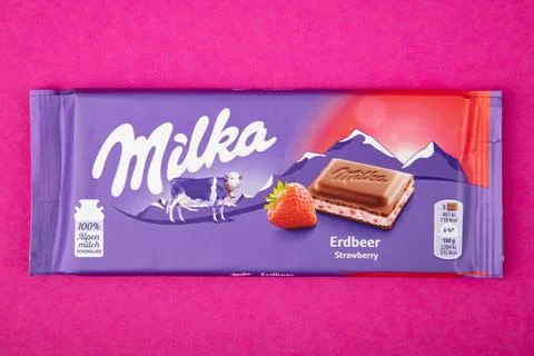  Tafel MILKA Schokolade mit Erdbeere WETZLAR; GERMANY - 2022-04-11: Milka ... Stock Photos