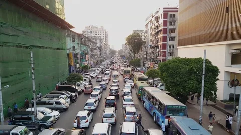 Taffic jam at Anawrahta Road, high angle shot, cars, taxis, buses, pedestrians Vídeos de archivo 80913138