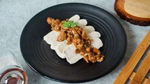 Tahu Kukus Topping Tumis Ayam Jamur - Steamed Tofu with Sweet and Savory Chicken Stock Photos