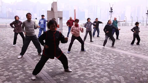 Tai Chi balancing class and martial arts instruction in Hong Kong Stockbeeldmateriaal 36004122