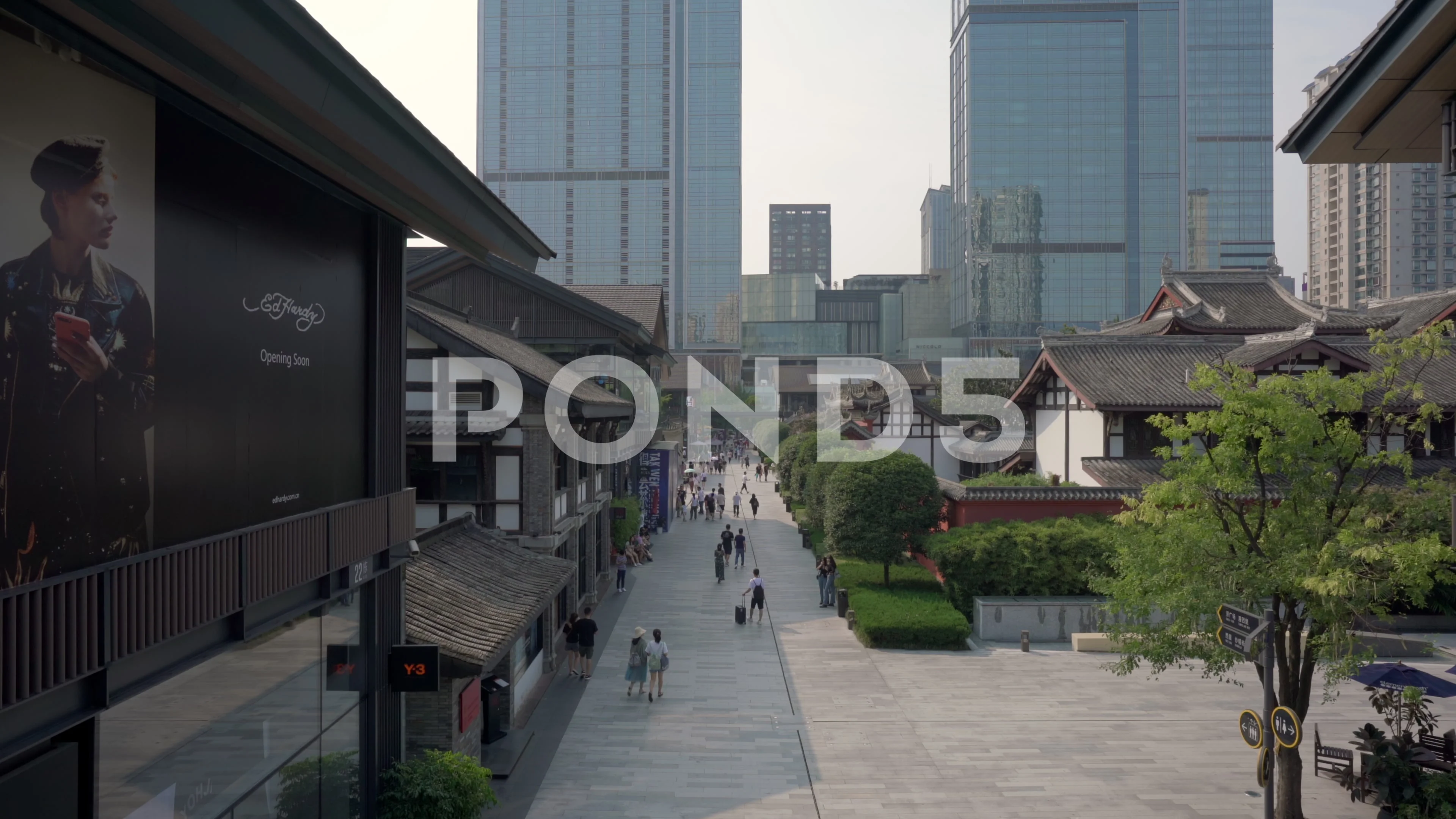 People at Taikoo Li Shopping Complex in Chengdu Editorial Stock Photo -  Image of crowd, architecture: 176655358