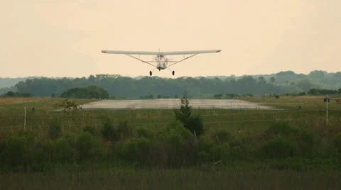 Tail Dragger Single engine airplane landing in slow motion 스톡 동영상 39563233