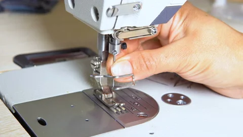 The tailor changes the needle in the sewing machine. Stock-Footage 95500284