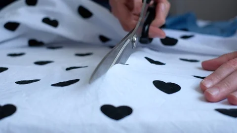 Tailor cutting fabric with scissors Video stock 89141978
