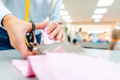 Tailor cutting fabric with scissors Foto stock