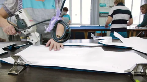Tailor cutting the patterns with electric saw 스톡 동영상 62351233