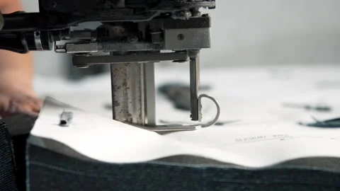 Tailor Hands Operating Electric Rotary Cutter Machine through Fabric Layers Stockbeeldmateriaal 337917833