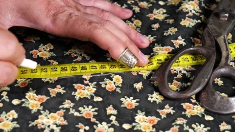 Tailor man measuring fabric. Close-up of a hand holding a measuring tape Video stock 278184158