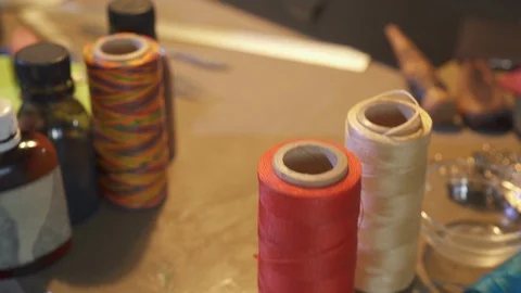 Tailor master works in workshop. Leather craftsman with scissors cuts leather. Vidéo 130144951