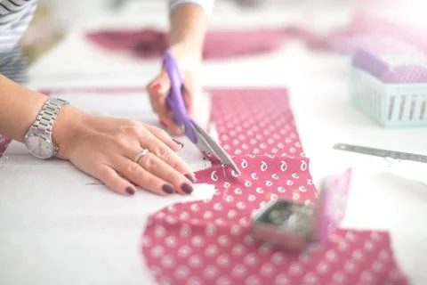 Tailor measuring textile material. young woman seamstress making pattern on f Foto stock