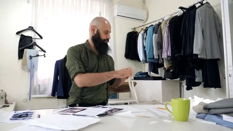 Tailor put the white meter around his neck. Stock-Footage 80732742