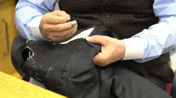 Tailor sewing pants with needle and thread Vidéo 85538379