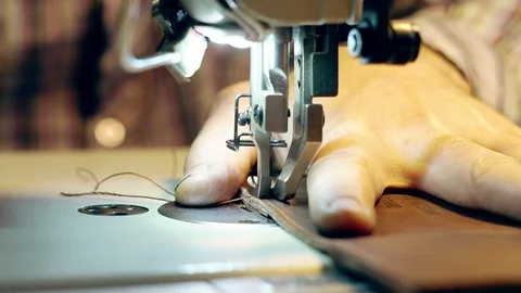 Tailor sews on the machine 動画素材 100257041