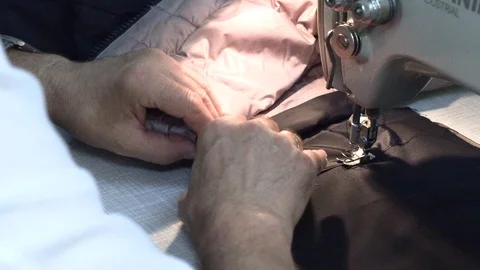 The tailor sews on the sewing machine Vídeos de archivo 94380257