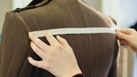Tailor taking measures with measuring tape on a mannequin Vidéo 106231304