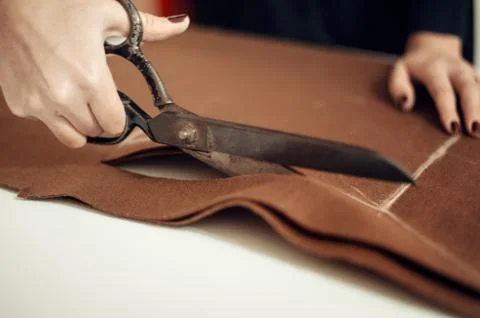 Tailor at work, drawing line on fabric with chalk Foto stock