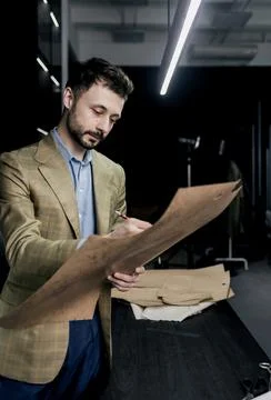 Tailor works with a pattern in the workshop Foto stock