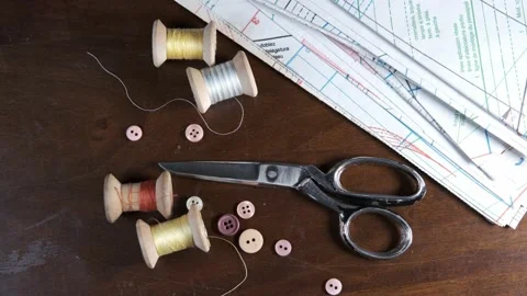 Tailoring accessories, tailor's scissors, models, spools of thread on the table Vídeos de archivo 147731374