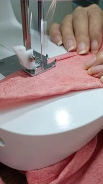 Tailoring process with sewing machine and hands Foto stock