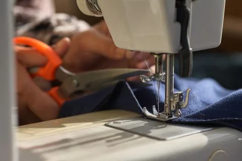 Tailoring Process - Women's hands behind her sewing 스톡 사진