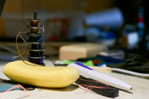Tailor's workshop. Spools of thread, soap, writing pen Foto stock