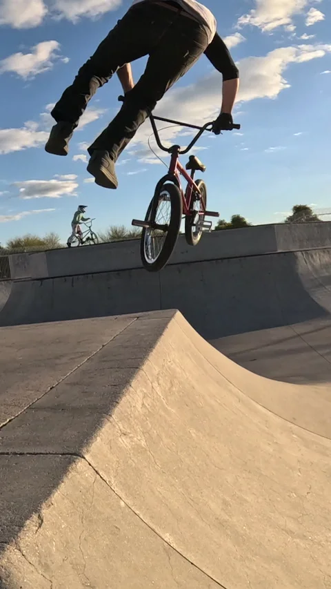 Tailwhip trick spinning on box jump in skatepark BMX riding 動画素材 329439002