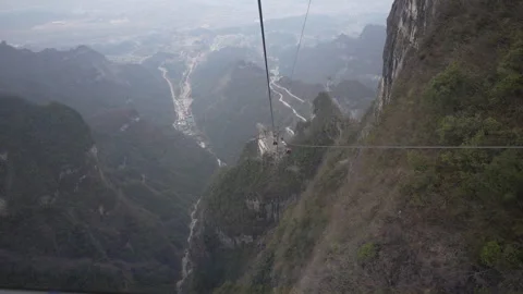 Tainmen Mountain Cable Car Reaches Summit Video Stockbeeldmateriaal 304902511