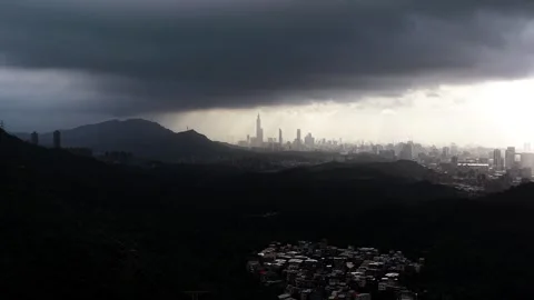 Taipei 101 Skyline Under Dramatic Storm Clouds 库存影片 345711288