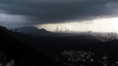 Taipei 101 Skyline Under Dramatic Storm Clouds Vídeo Stock 345711323