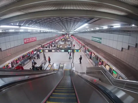 Taipei MRT Station Platform and Escalators, Taiwan (8 Jan 2020) Vidéo 344689394