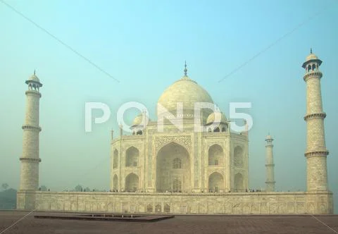 Taj mahal - famous mausoleum Stock Photos