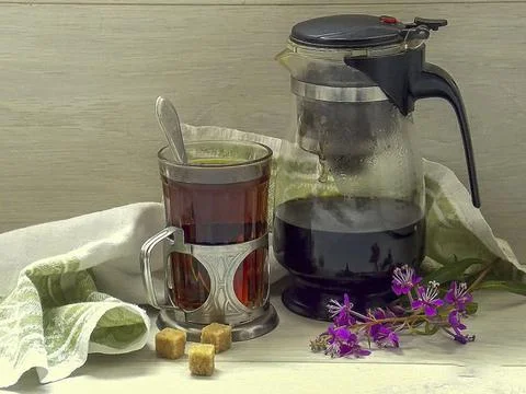Take 2 teaspoons of tea, pour 300 ml of boiling water and leave for 30 minute Foto stock